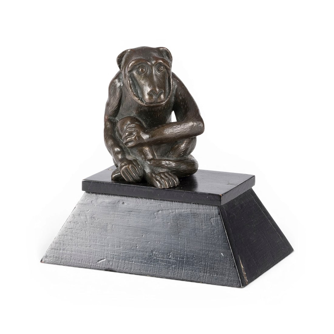 MONOGRAMMIST 'A.S.' | SITZENDER AFFE: MONOGRAMMIST 'A.S.' Active 19th century SEATED MONKEY Bronze, dark brown patina, on a wooden base (H. 7 cm). H. 11, W. 7.5, D. 9 cm; weight approx. 0.71 kg. Monogrammed 'AS' on the back. Minor rubbing