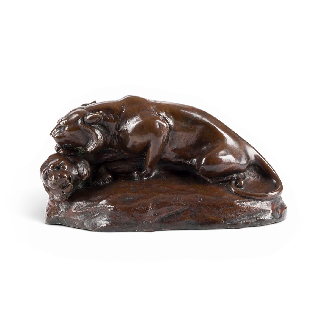 UNBEKANNTER BILDPLASTIKER | 'TIGERPAAR BEI DER FELLPFLEGE': UNKNOWN SCULPTOR Active 20th century 'PAIR OF TIGERS GROOMING' Bronze, brown patina, on a naturalistic plinth. H. 14, W. 27, D. 19 cm; weight approx. 4.2 kg. Unsigned. Minor rubbing and loss of patina