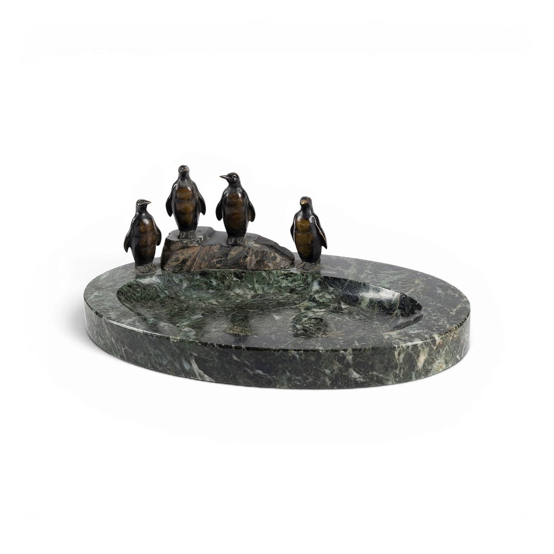 UNBEKANNTER BILDPLASTIKER | PINGUINGRUPPE ALS ZIERSCHALE: UNKNOWN SCULPTOR Active early 20th century PENGUIN GROUP AS A DECORATIVE TRAY Bronze with dark and gold patina, mounted on an oval stone tray. H. 10, W. 26, D. 16 cm; weight approx. 2.21 kg. Unsigned.