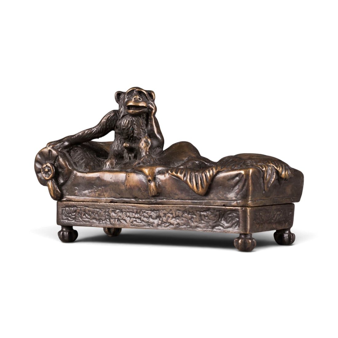 WIENER BILDPLASTIKER | AFFE AUF EINEM CANAPE SITZEND (EROTIKA FIGUR): VIENNESE FIGURAL BRONZE SCULPTOR Active in the 20th century MONKEY SITTING ON A CHAISE LONGUE (EROTIC FIGURE) Bronze, dark patina. H. 7.5, W. 14, D. 6.5 cm; weight approx. 0.59 kg. Marked with a 'B' i