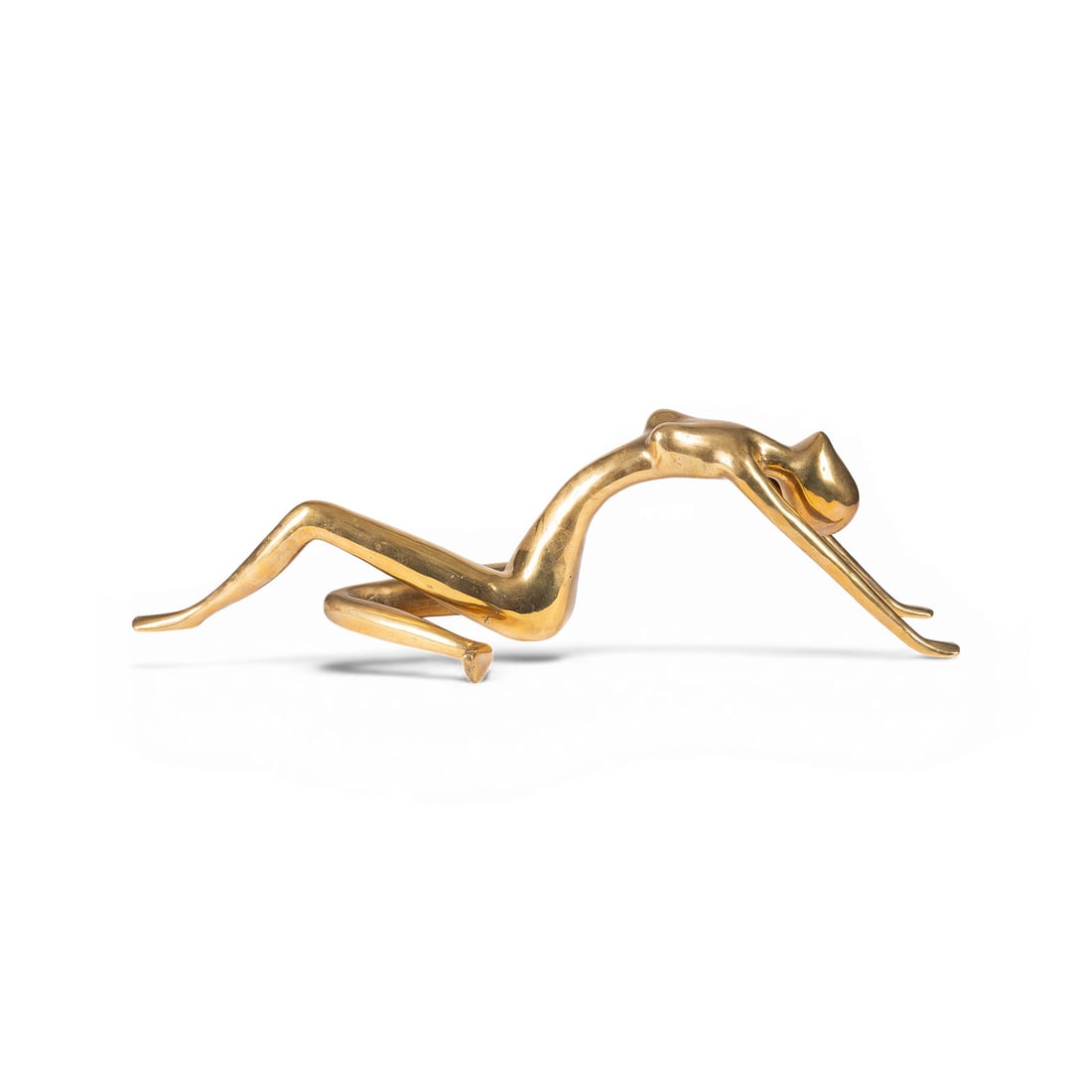 HAGENAUER (IN DER ART VON) | 'LIEGENDER WEIBLICHER AKT': HAGENAUER (IN THE STYLE OF) 'LYING FEMALE NUDE' Probably Austria, 20th century Solid cast and polished brass. H. 20, W. 72, D. 20 cm; weight approx. 3.2 kg. Unsigned; in the style of the Hagenauer wor