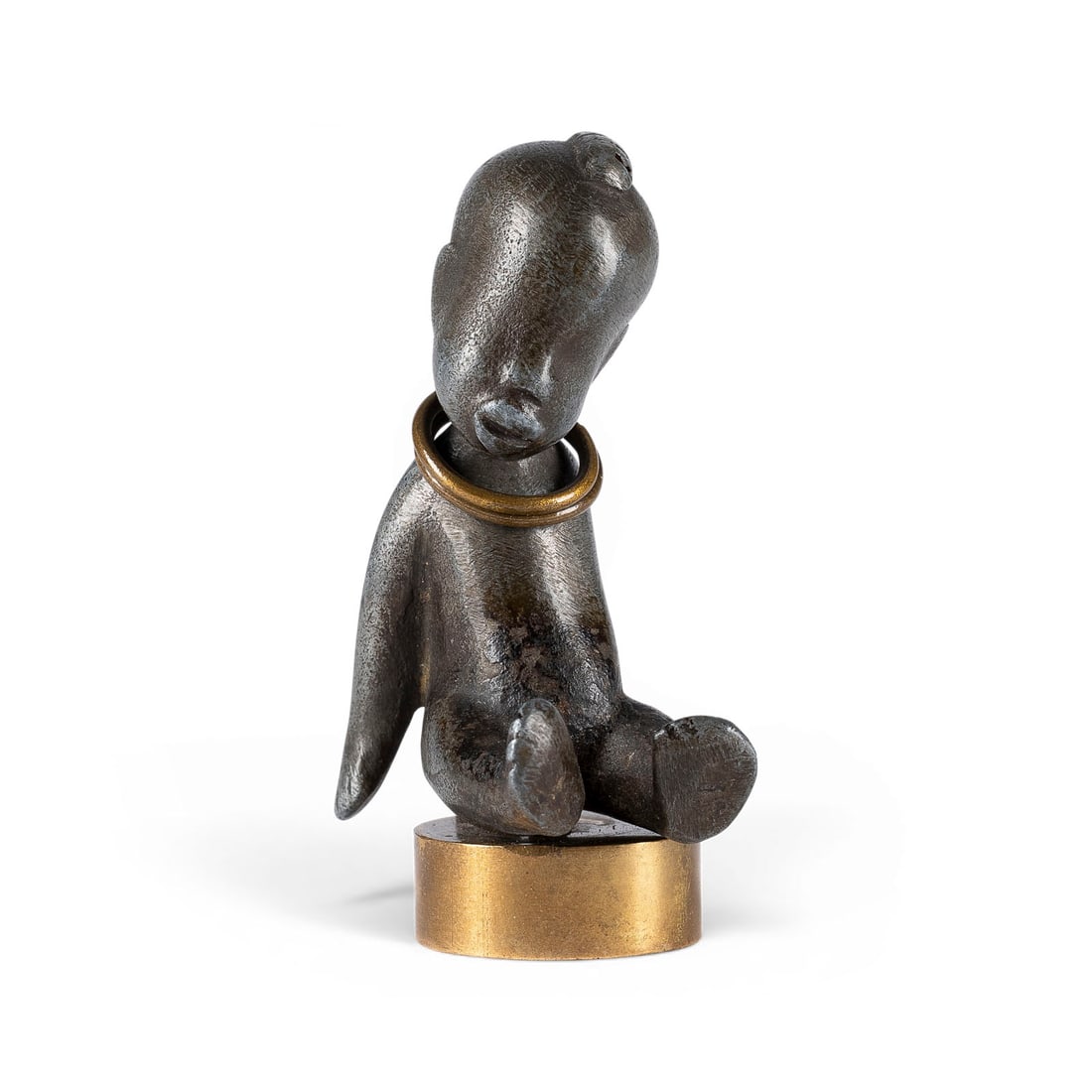 WERKSTAeTTEN HAGENAUER (WIEN) | AFRIKANISCHER JUNGE SITZEND: WERKSTAeTTEN HAGENAUER (VIENNA) SEATED AFRICAN BOY Bronze with dark patina; brass neck rings and base. H. 6, W. 2, D. 4 cm; weight approx. 76 g. Unmarked, presumably Hagenauer workshop. Part. rubbed a