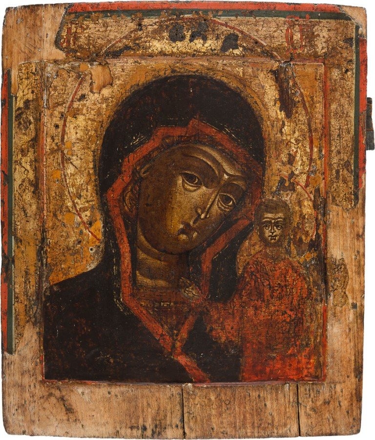 GOTTESMUTTER VON KAZAN: GOTTESMUTTER VON KAZAN Laubholzbrett, Tempera auf Kreidegrund, auf Leinwand, Reste der Vergoldung, Kovtscheg. Starke Substanzverluste, 29 cm x 25 cm. Russland, 18. Jh. MOTHER OF GOD OF KAZAN Wood, tem