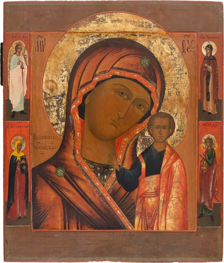 GOTTESMUTTER VON KAZAN MIT RANDHEILIGEN: GOTTESMUTTER VON KAZAN MIT RANDHEILIGEN Holzbrett, Tempera auf Kreidegrund, Nimben vergoldet, Gewänder mit Golddispersion, Kovtscheg. Partiell rest. und berieben, 35 cm x 30 cm. Russland, 19. Jh. MOT