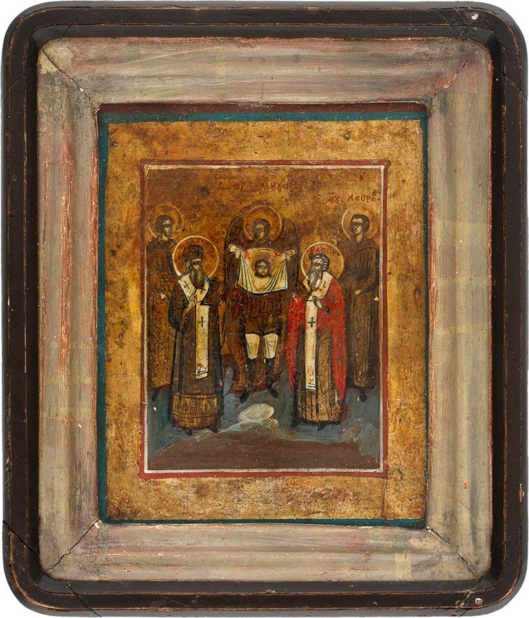 AUSGEWÄHLTE HEILIGE IN EINEM KIOT: AUSGEWÄHLTE HEILIGE IN EINEM KIOT Laubholzbrett, ein Kiot eingelassen. Tempera auf Kreide- und Goldgrund. Partiell besch. und rest., 18 cm x 14,5 cm (Ikone), 24 cm x 21 cm (Kiot). Russland, 19. Jh. S