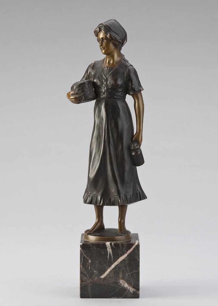 KECK, HANS Deutscher Bildhauer, tätig Anfang 20. Jh.: KECK, HANS Deutscher Bildhauer, tätig Anfang 20. Jh. Junge Bäuerin Bronze, braun, teils hell patiniert, Marmorsockel. Verso auf der Plinthe bezeichnet 'H.Keck', Ges.-H. 30,5 cm.
