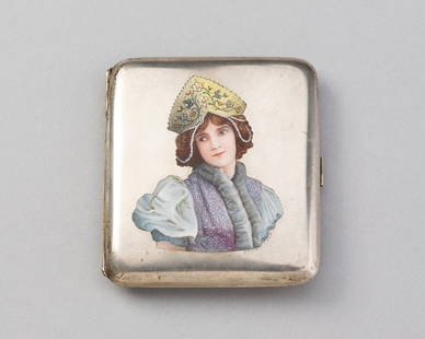 PLEIN-EMAIL-ZIGARETTENETUI: PLEIN-EMAIL-ZIGARETTENETUI Silber. Rechteckige Form mit abgerundeten Ecken. Auf dem Scharnierdeckel in polychromem, fein schattiertem Plein-Email ausgeführter Dekor: Boyarin mit typischer Kopfbedecku