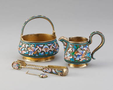 VIERTEILIGES CLOISONNÉ-EMAIL-SET: VIERTEILIGES CLOISONNÉ-EMAIL-SET Silber, vergoldet. Bestehend aus Zuckerschale mit Henkel, Sahnegießer, Zuckerzange und Salzlöffel. Auf der Wandung umlaufende Perlreihen, Zick-Zack-Bordüre und sti
