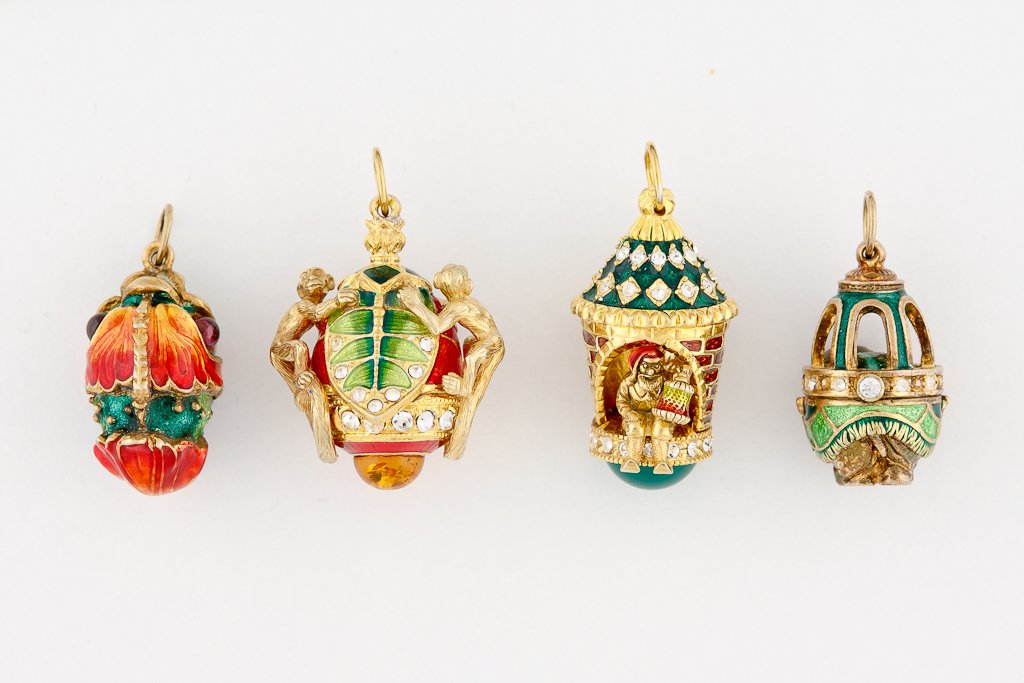 VIER EIANHÄNGER: VIER EIANHÄNGER Silber, vergoldet, teils mehrfarbig emailliert und mit Scheinsteinen besetzt. L. 2-3 cm. Modern. FOUR SILVER-GILT PENDANTS Egg-shaped. With enamel. 2-3 cm long. Modern.