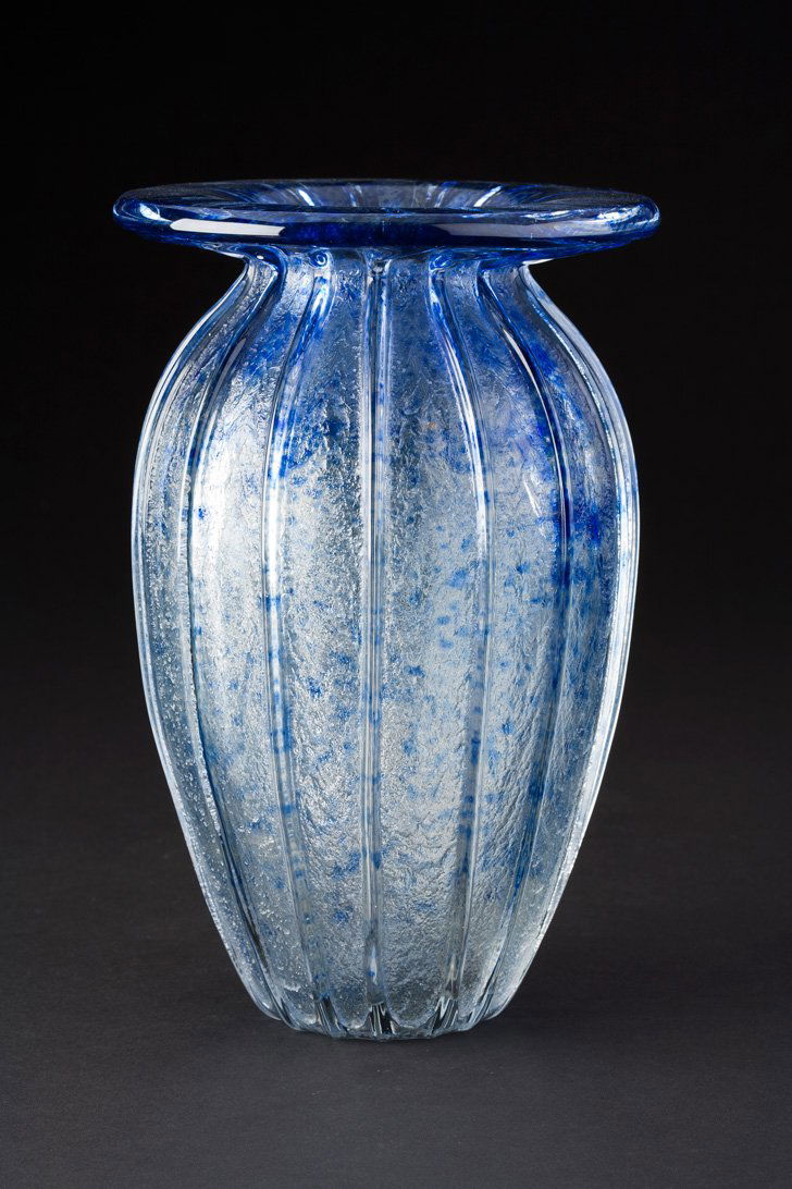 SELTENE ART DÉCO DAUM-VASE: SELTENE ART DÉCO DAUM-VASE Frankreich, Nancy, Daum Frères & Cie, Verreries de Nancy, um 1930. Farbloses Glas, part. blau unterfangen. H. ca. 24 cm. Oberhalb der Standkante gravierte Manufakturmarke