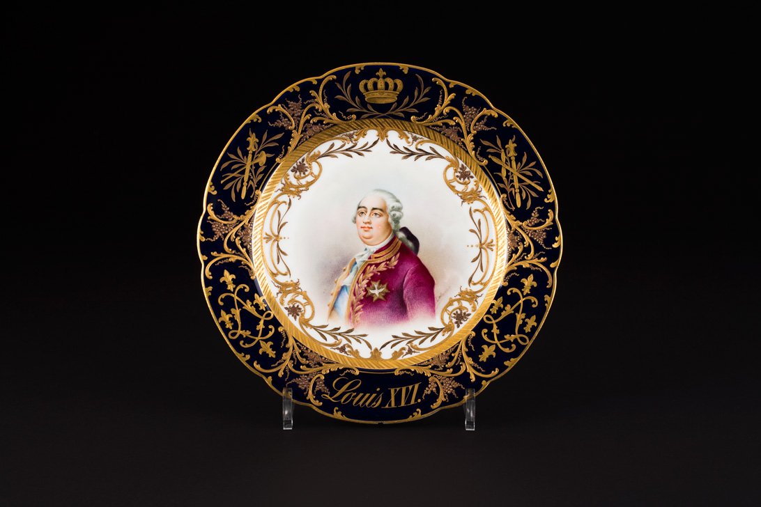PORTRAITTELLER 'LOUIS XVI.': PORTRAITTELLER 'LOUIS XVI.' Frankreich, wohl 2. Hälfte 19. Jh. Porzellan, polychrome Bemalung und Goldstaffage. D. ca. 25,5 cm. Blaue Manufakturmarke nach Art von Sèvres unter der Glasur sowie blaue
