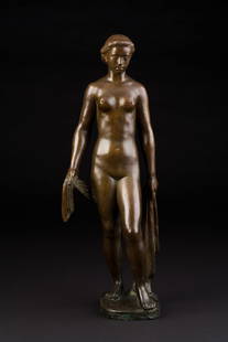 Nach dem Bade: FRITZ NUSS 1907 Göppingen - 1999 Strümpfelbach Nach dem Bade Bronze, braun patiniert. H. 56 cm. Auf der Plinthe bezeichnet 'Nuss', datiert '(19)39'. Über einer naturalistisch gearbeiteten Plinthe v