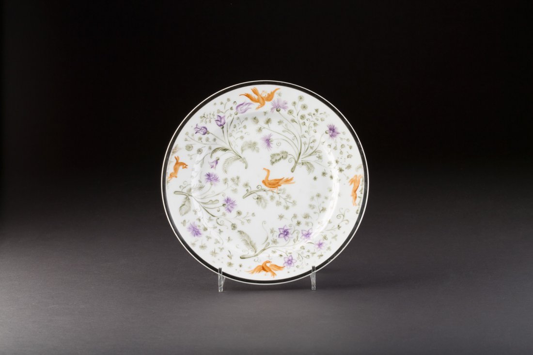 TELLER MIT VÖGELN UND HASEN: A SOVIET PORCELAIN PLATE Soviet Union, Petrograd, State Porcelain Factory, 1919 The border and cavetto decorated with birds and rabbits between stylised foliage. Black rim. Marked under base with gree