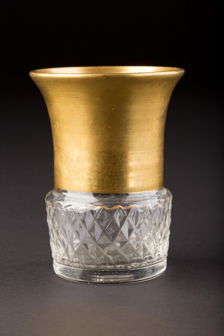 GLASBECHER: A CUT-GLASS BEAKER Russian, circa 1830 Of cylindrical form, the lower part of the body cut with diamond patterns, the rim gilded. 10.2 cm high. GLASBECHER Russland, um 1830 Farbloses Glas, Vergoldung.