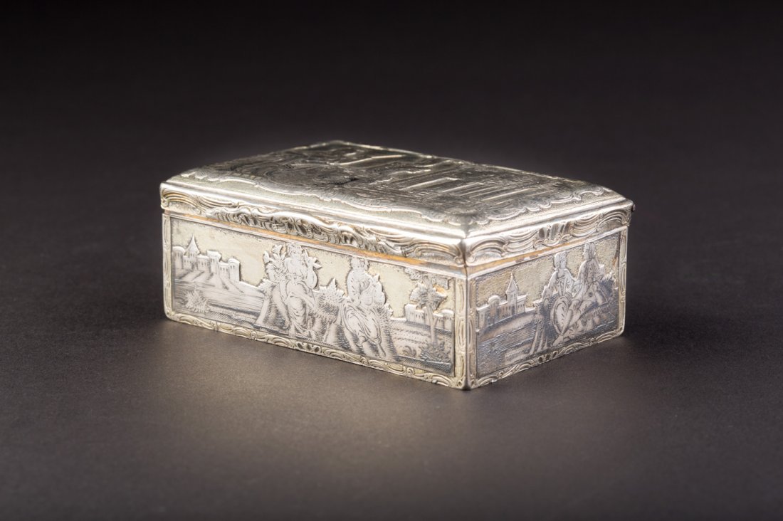 NIELLO-SCHNUPFTABAK-DOSE: A PARCEL-GILT SILVER AND NIELLO SNUFF-BOX Russian, circa 1775 Rectangular, the cover nielloed with Mars the god of war in front of an architecture. The sides depicting scène galante showing seated ge