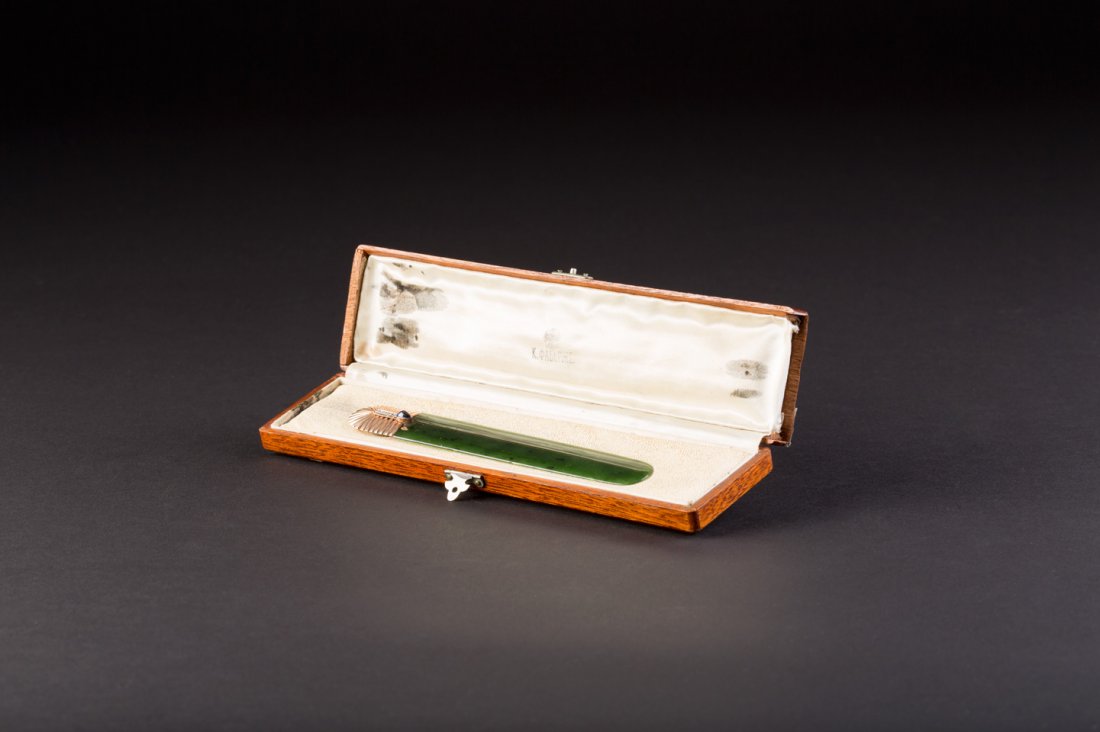 NEPHRIT-PAPIERMESSER: A JEWELLES GOLD-MOUNTED NEPHRITE PAPER KNIFE Probably Russian, St. Petersbrurg, late 19th century Oblong, the nephrite blade with reeded gold mount, set with seven rose-cut diamonds and a cabochon sap