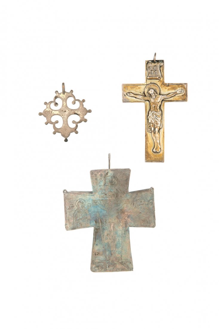 RELIQUIENKREUZ UND ZWEI KREUZANHÄNGER: A SILVER RELIQUIARY CROSS AND TWO SILVER-GILT BREAST CROSSES Russian, 18th/19th century Containting a reliquiary cross engraved with the crucified Christ (Moscow, 1786), a silver-gilt cross with the e