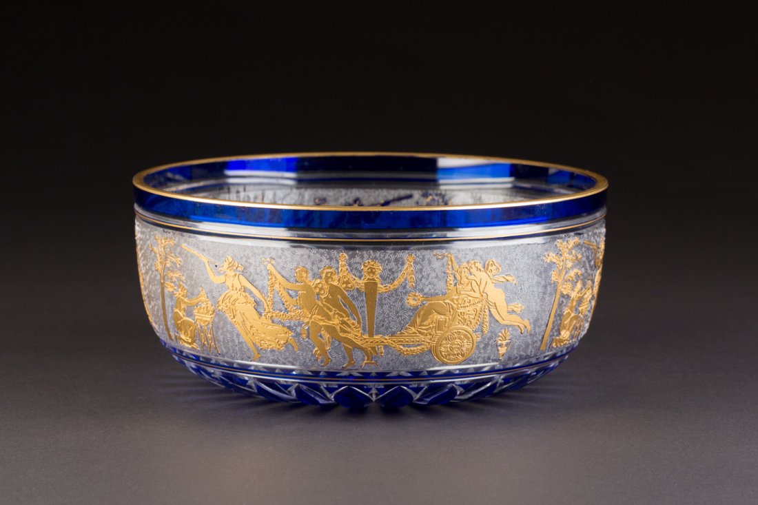 GROßE ART DÉCO SCHALE Tschechien, Karlsbad, Ludwig: GROßE ART DÉCO SCHALE Tschechien, Karlsbad, Ludwig Moser & Söhne, 1. Hälfte 20. Jh. Farbloses Glas, part. kobaltblau überfangen, umlaufendes, geätztes Reliefband mit vergoldeten mythologischen S