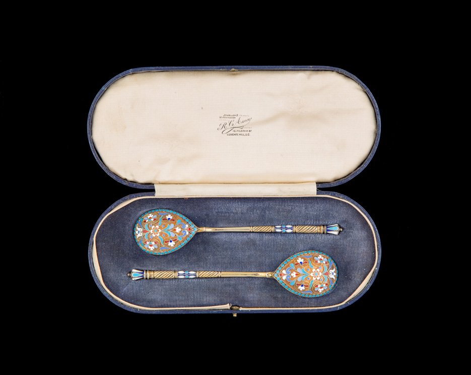 ZWEI CLOISONNÃ‰-EMAIL-LoFFEL IM ETUI: A PAIR OF SILVER-GILT AND CLOISONNÃ‰ ENAMEL SPOONS Russian, Moscow, late 19th century The bowl decorated with stylized foliage on stippled ground. Within fitted case stamped 'JEWELLERY & WATCHMAKER