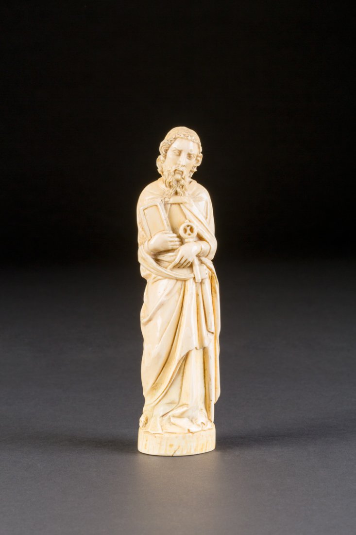 HEILIGER PETRUS: HEILIGER PETRUS Süddeutsch, 18. Jh. Elfenbein, vollplastisch geschnitzt. H. 22 cm. Über einem ovalen Stand ganzfigurige Darstellung des Apostels Petrus, ein Buch und einen Schlüssel in den Händen