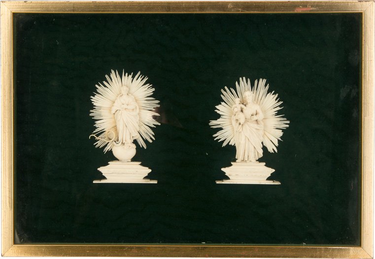 MONDSICHELMADONNA UND HEILIGER JOSEF MIT CHRISTUSKIND: MONDSICHELMADONNA UND HEILIGER JOSEF MIT CHRISTUSKIND Süddeutsch, frühes 18. Jh. Elfenbein, reliefplastisch geschnitzt. H. 11 cm bzw 10,5 cm. Ganzfigurige Darstellung der Gottesmutter in einer Strah