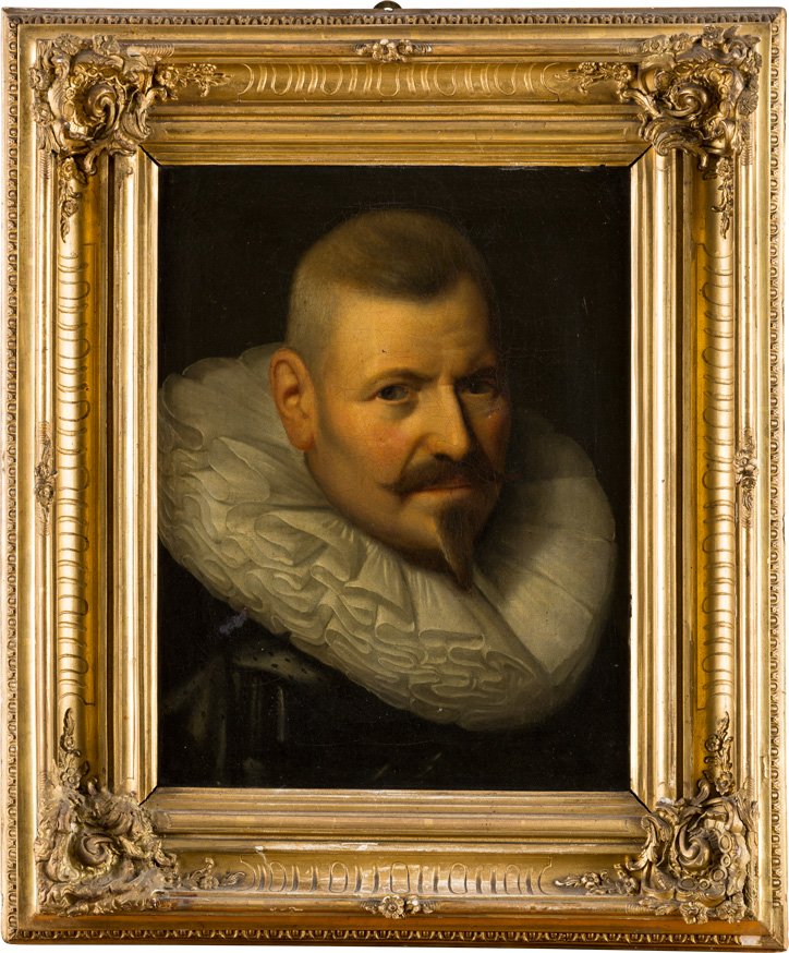 BRUSTBILDNIS EINES EDELMANNES, UM 1631: PAULUS MOREELSE 1571 Utrecht - 1638 ebenda (attr.) Brustbildnis eines Edelmannes, um 1631 Öl auf Leinwand (altdoubl.). 46 cm x 36 cm. Verso: Mit altem Papieretikett und der Sammlungsnummer (?) '105'