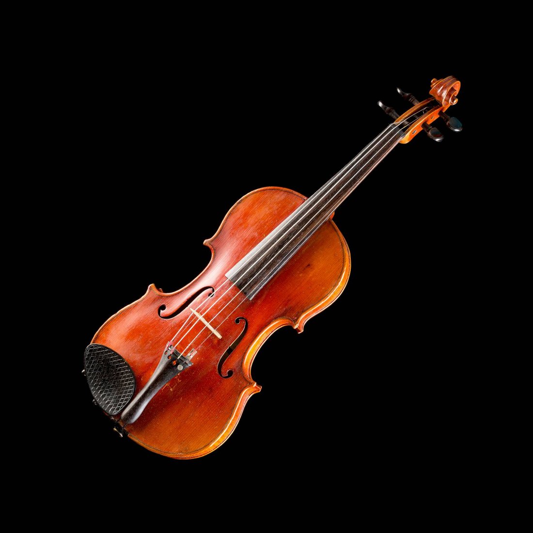 THEODOR BERGER (1887 St. Petersburg - 1974: THEODOR BERGER (1887 St. Petersburg - 1974 Markneukirchen) VIOLINE A VIOLIN Markneukirchen, 1906 Labelled: 'Theodor Berger Geigenbaumeister Markneukirchen 1906'. WIth violin bow and with case. 59 cm l