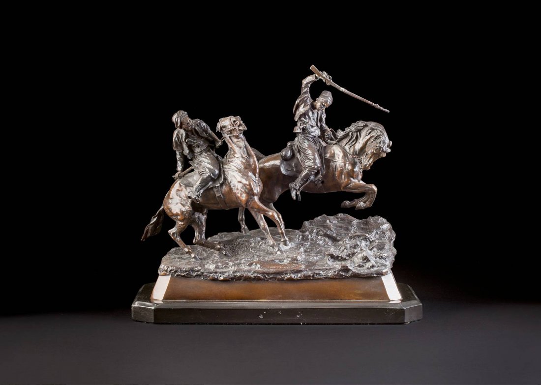 VASILIY GRACHEV (1831 Berestjanki - 1905 St.: VASILIY GRACHEV (1831 Berestjanki - 1905 St. Petersburg) GALOPPIERENDE TSCHERKESSEN A BRONZE GROUP OF GALLOPING CHERKESSIANS um 1900 On a black marble base and naturalistic plinthe. Cast as two cherke