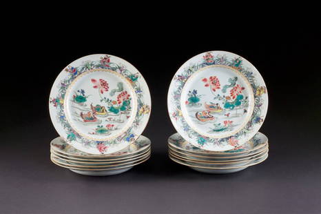 ZWLF TELLER FAMILLE ROSE China, Yongzheng Periode: ZWLF TELLER FAMILLE ROSE China, Yongzheng Periode (1723-1735) Porzellan mit Emaillemalerei. D 22,5 cm. Part. besch. Ein Tellerpaar derselben Manufaktur bei Christie's South Kensington, 30. April 2015,