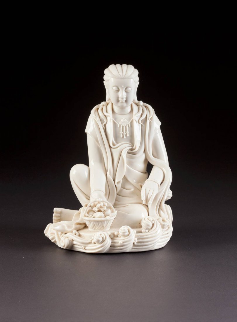 DEHUA FIGUR MIT BLTENKORB AUF EINER WELLENUMSPLTEN (1 of 2)