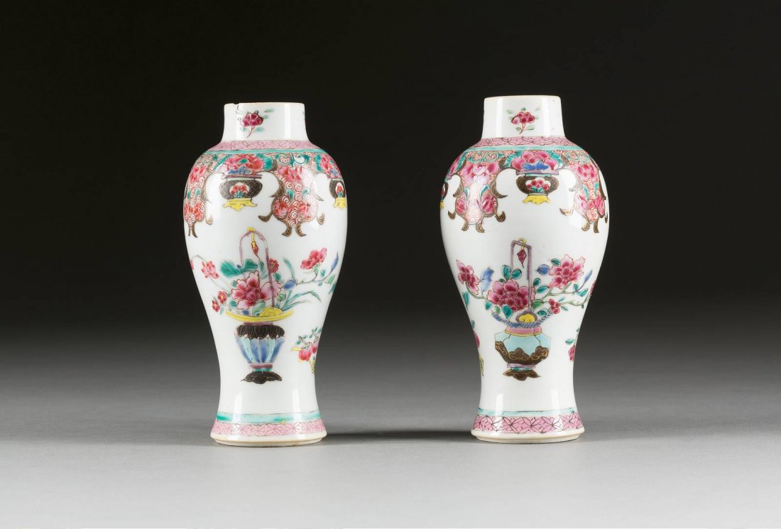 PAAR VASEN China, 19. Jh. Porzellan, polychrome (1 of 1)