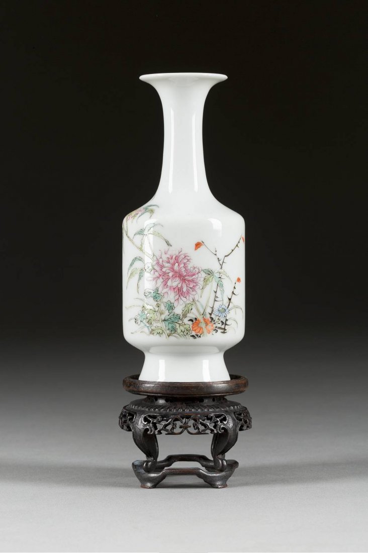 KLEINES VÄSCHEN AUF HOLZSTAND China, 1. Hälfte 20. Jh. (1 of 1)