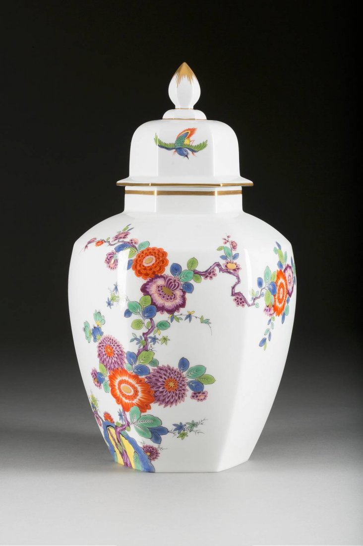 GROßE DECKELVASE 'ALTE INDISCHE BLUMEN- UND (1 of 1)