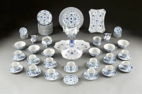 104-TEILIGES KAFFEE-, TEE- UND MOKKASERVICE: 104-TEILIGES KAFFEE-, TEE- UND MOKKASERVICE 'MUSSELMALET - VOLLSPITZE' Dänemark, Royal Copenhagen, 2. Hälfte 20. Jh. Porzellan, Blaumalerei. H. 14,2 cm (Aufsatzschale), L. 33 cm (Dreipassige Schale)