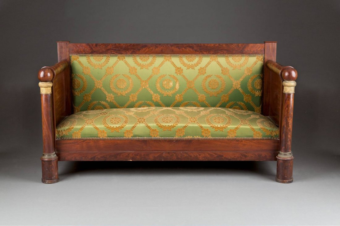 JEAN-JOSEPH CHAPUIS 1765 Brüssel - 1864 Paris: JEAN-JOSEPH CHAPUIS 1765 Brüssel - 1864 Paris BEDEUTENDES EMPIRE-SOFA Belgien, Brüssel, um 1810 Mahagoni, furniert, Bronze-Beschläge. H. 87 cm, B. 167 cm, T. 74 cm. Auf Rückenlehne oben mit Schlag
