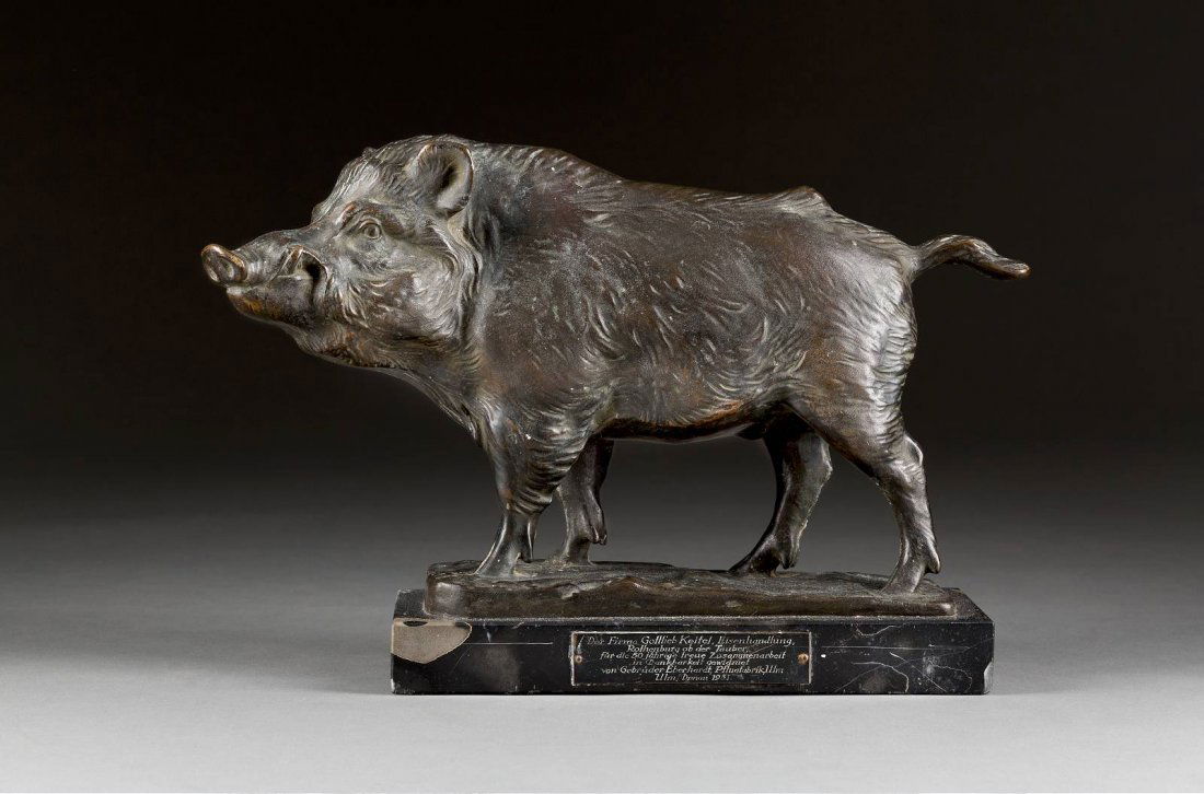 FRITZ DILLER 1875 Gertshausen/Thüringen - 1946 München: FRITZ DILLER 1875 Gertshausen/Thüringen - 1946 München Keiler Bronze, braun patiniert. Ges.- H. 23 cm, H. 20 cm (Figur). Auf der Plinthe bezeichnet und datiert 'F. Diller (19)39', mit Gießereistemp