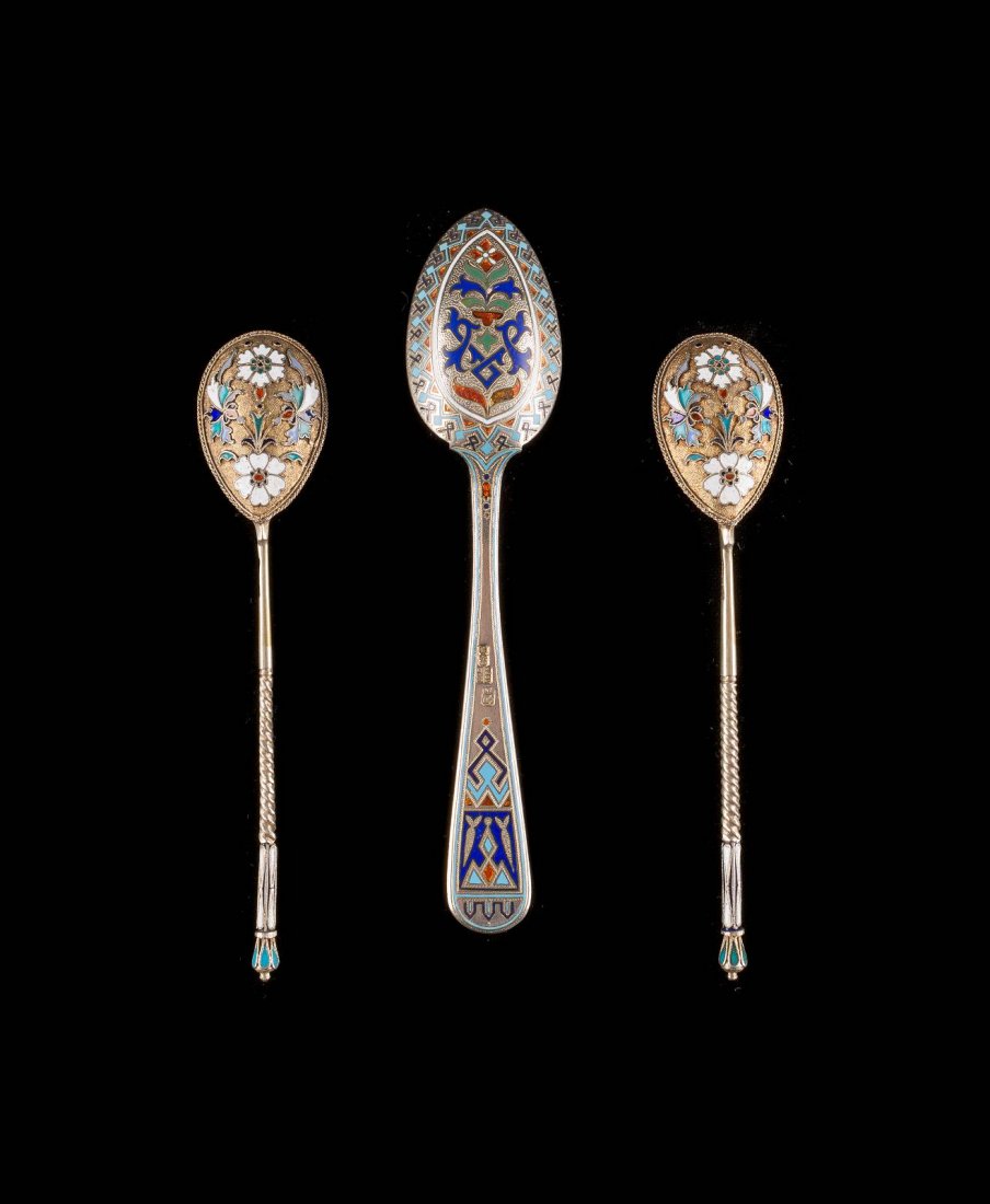 A SILVER-GILT AND CHAMPLEVƒ ENAMEL SPOON AND A PAIR OF: A SILVER-GILT AND CHAMPLEVƒ ENAMEL SPOON AND A PAIR OF SILVER-GILT AND CLOISONNƒ ENAMEL SPOONS Russland, Moskau/St. Petersburg, Samuel Zacharias Filander, 1884/1896-1908 Russian, Moscow/St. Petersbu