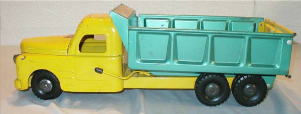 Structo Hydraulic Dump Truck: Structo Hydraulic Dump Truck, 21" Long, Very Good Condition