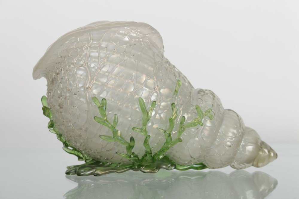 Large decorative Loetz vase in the shape of shell: Bohemia, around 1897, rare Loetz vase in the shape of shell, white opal glass and green, size: 15 x 23 x 13 cm Tentative estimated price (EUR): 1 852 - 2 223 Tentative Starting price (EUR): 556