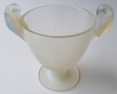 R Lalique Ornis Art Deco Vase: R Lalique Ornis French Art Deco Opalescent Pedestal Vase Featuring Birds Peering Over Rim, European art glass, 7.5 inches high x 8.5 inches across overall, signed R. LALIQUE FRANCE and numbered 976