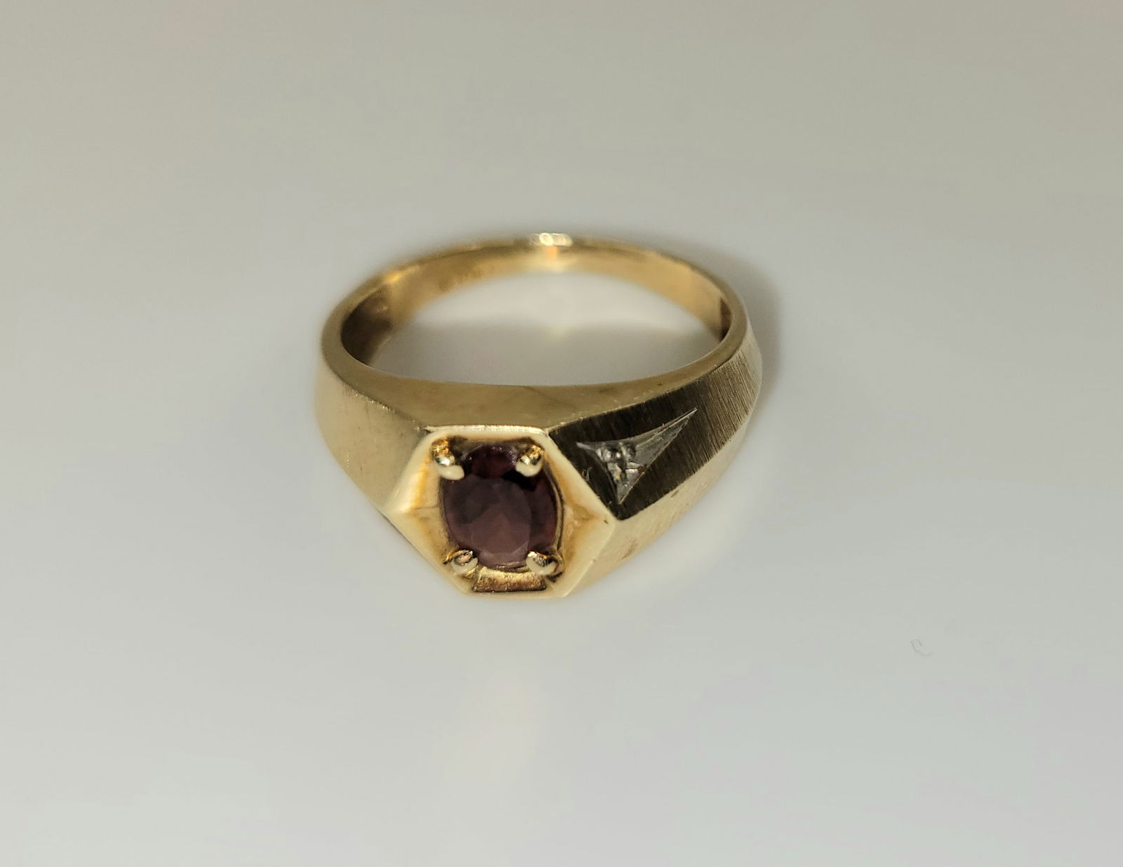 Klarich Collection 10K Gold Diamond Red To Purple center Stone Ring (1 of 1)