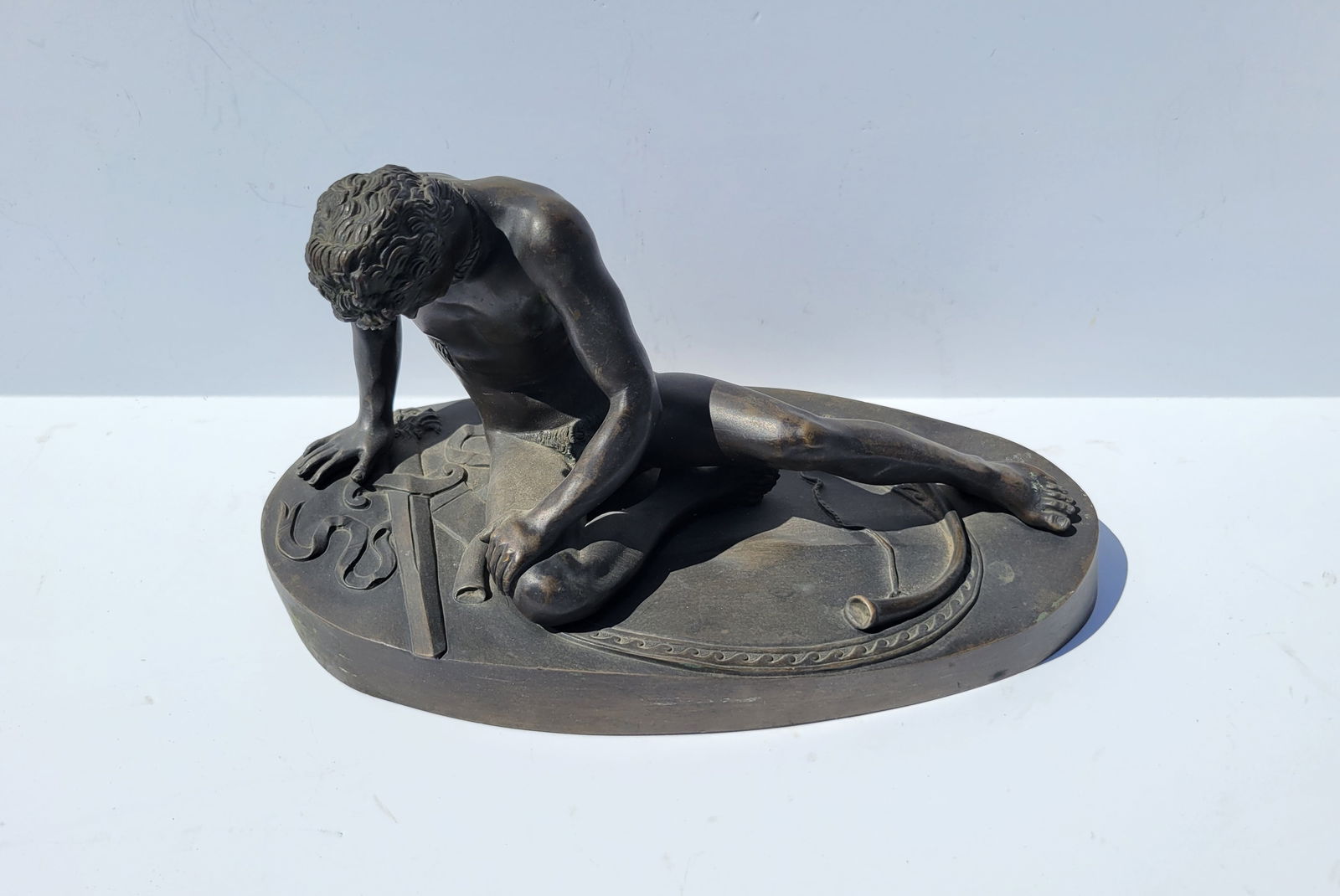 Dying Gaul Greco Roman Male Nude Bronze Grand Tour Statue Sculpture: Dying Gaul Greco Roman Male Nude Bronze Grand Tour Statue Sculpture.Dimensions: 10.5in wideWeight:4.15lbsShipping: Visit StedmanShipping Dot Com for all info. Note large or heavy bronzes and concrete