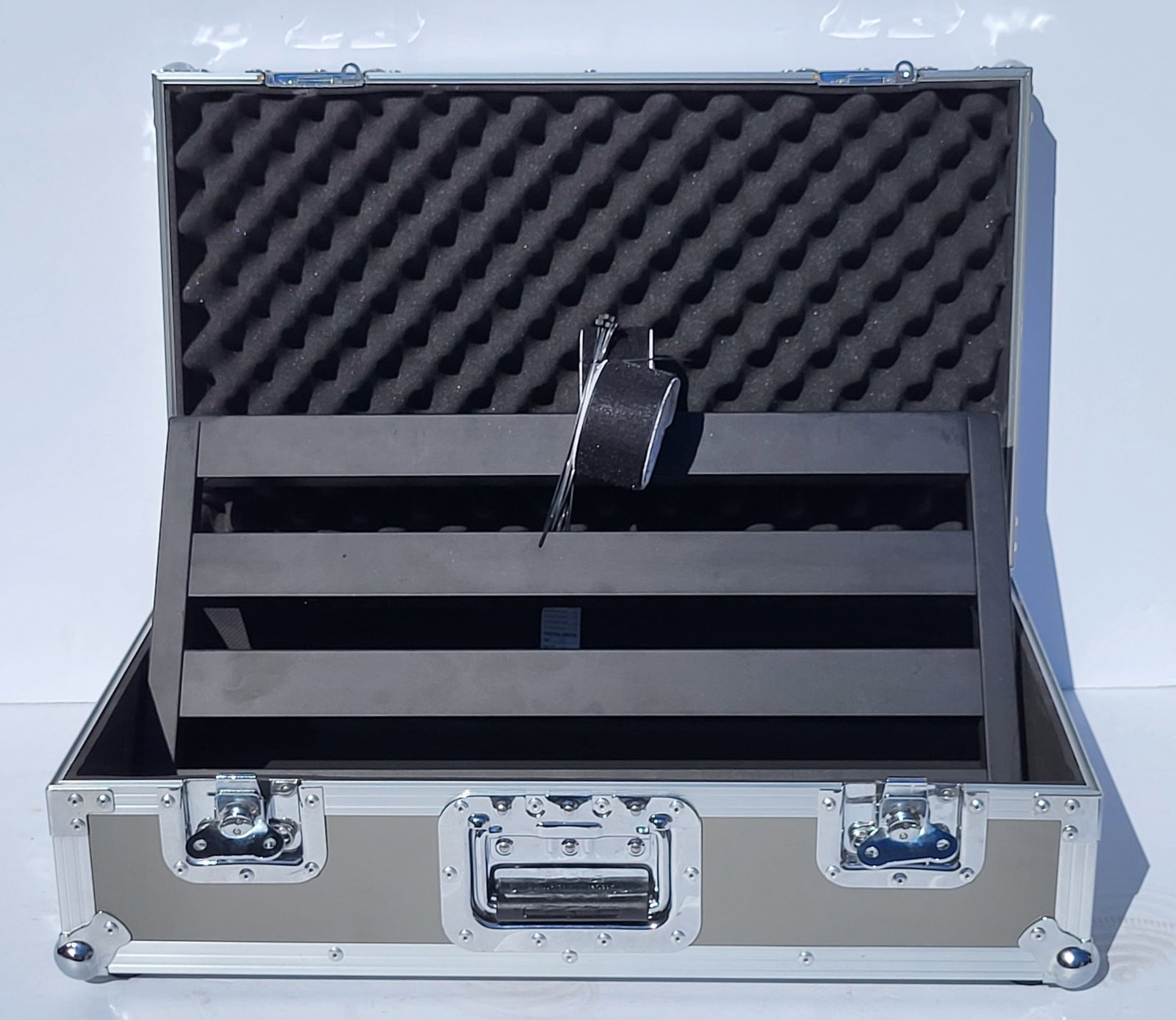 Pedal Train Effects Hard Case With Angled Rack aprx 26x15x8iches: Pedal Train Effects Hard Case With Angled Rack aprx 26x15x8iches Provenance: Estate of a professional performing musician based originally out of Binghamton and Endicott, NY who acquired some of his i