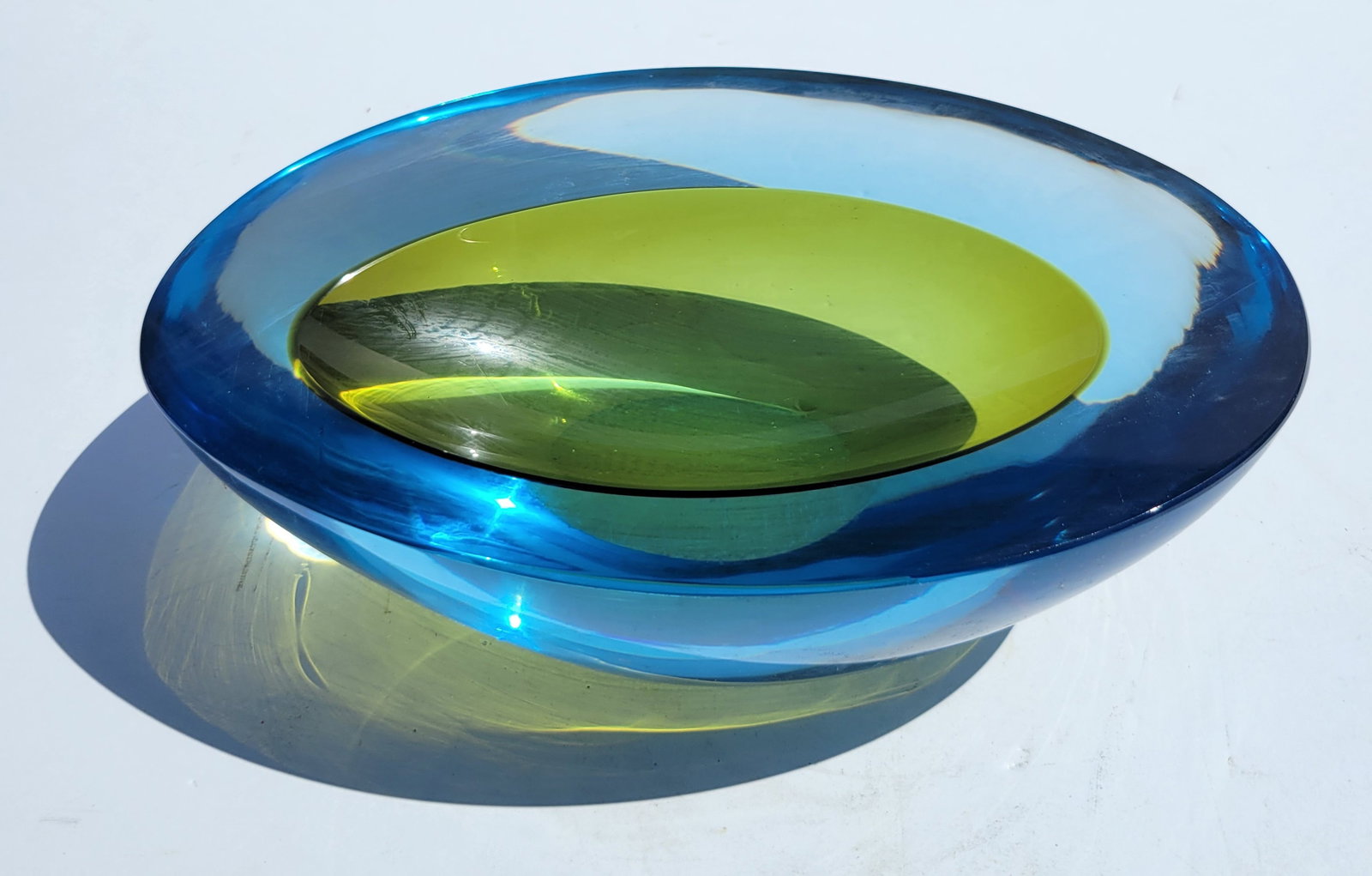 Lg Heavy Murano Type Bicolor Art Glass Bowl 12in Wide: Lg Heavy Murano Type Bicolor Art Glass Bowl 12in Wide. Outer color is azure blue, inner color is olive to avocado hue, appears vintage, likely Italian, unsigned. RSI.Shipping: LiveAuctioneers offers s