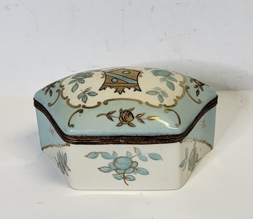 Antique French Limoges Old Paris Porcelain Type Signed Dresser Boudoir Box Gilt Crest Coat Of Arms (1 of 5)
