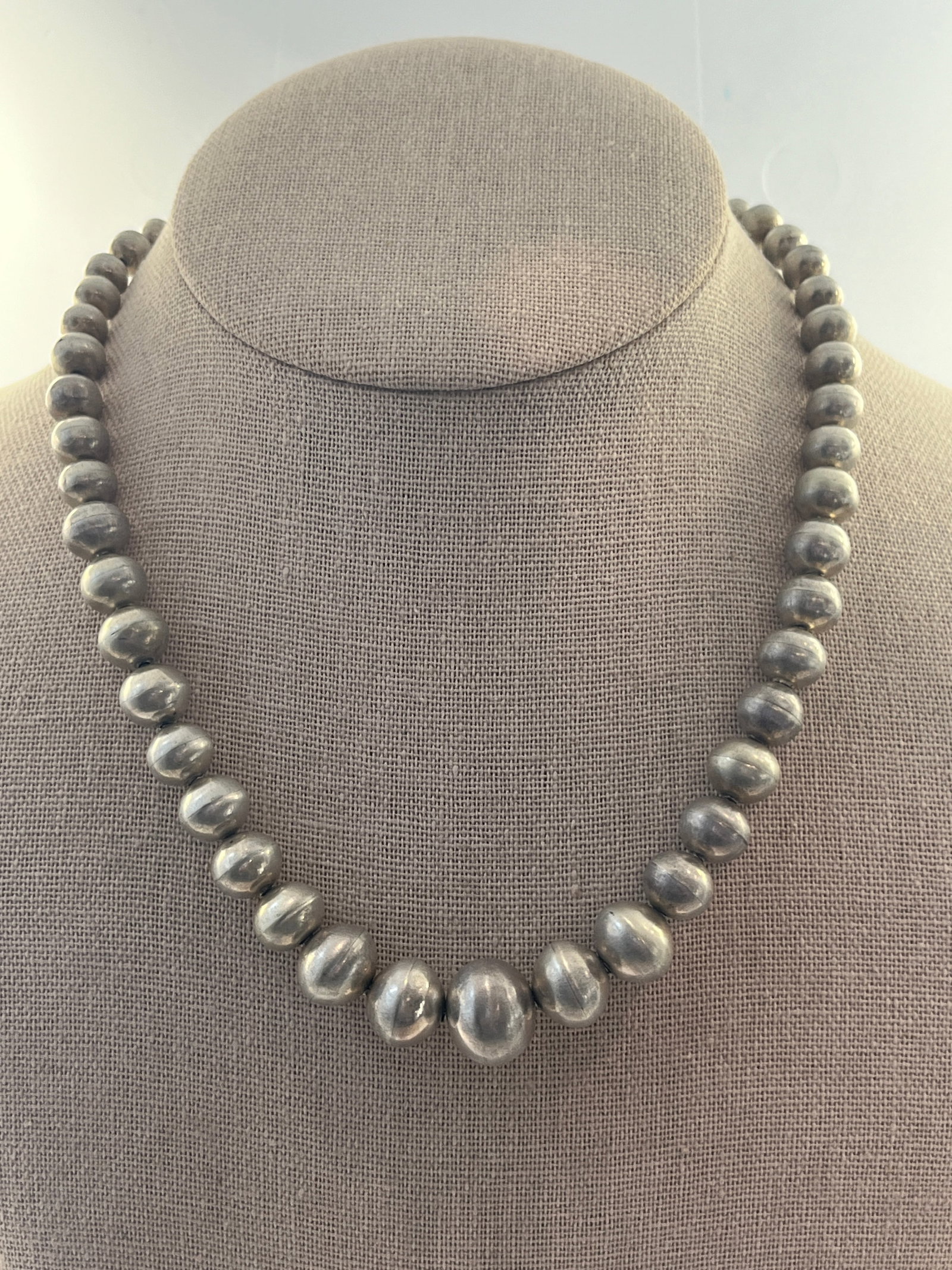 Ladies Vintage Silver Bead Graduated Bead 6mm to 14mm 16 Inch Necklace 7 Inch Bracelet 1.5Tozt: Ladies Vintage Silver Bead Graduated Bead 6mm to 14mm 16 Inch Necklace 7 Inch Bracelet. Featuring a vintage silver graduated bead necklace that measures approx. Sold as silver alloy between 80-92.5 pe