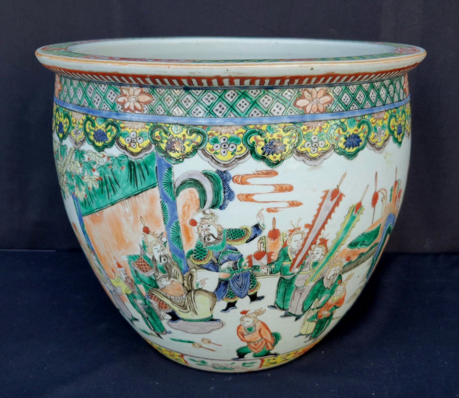 Local Collection Lg Antique Chinese Famille Rose Verte Jaune Jardinere Vase Pot Circa Late Qing: Local Collection Lg Antique Chinese Famille Rose Verte Jaune Jardinere Vase Pot Circa Late Qing. 13.625in high x 16.125in diameter, unmarked. Provenance and Shipping: Local Collection. All lots above 