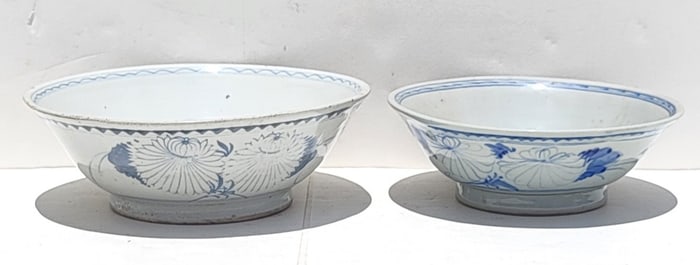 Lot 2 Antique Chinese Qing Seaweed And Floral Blue White Porcelain Pedestal Bowls 2.25 X 6.625 And