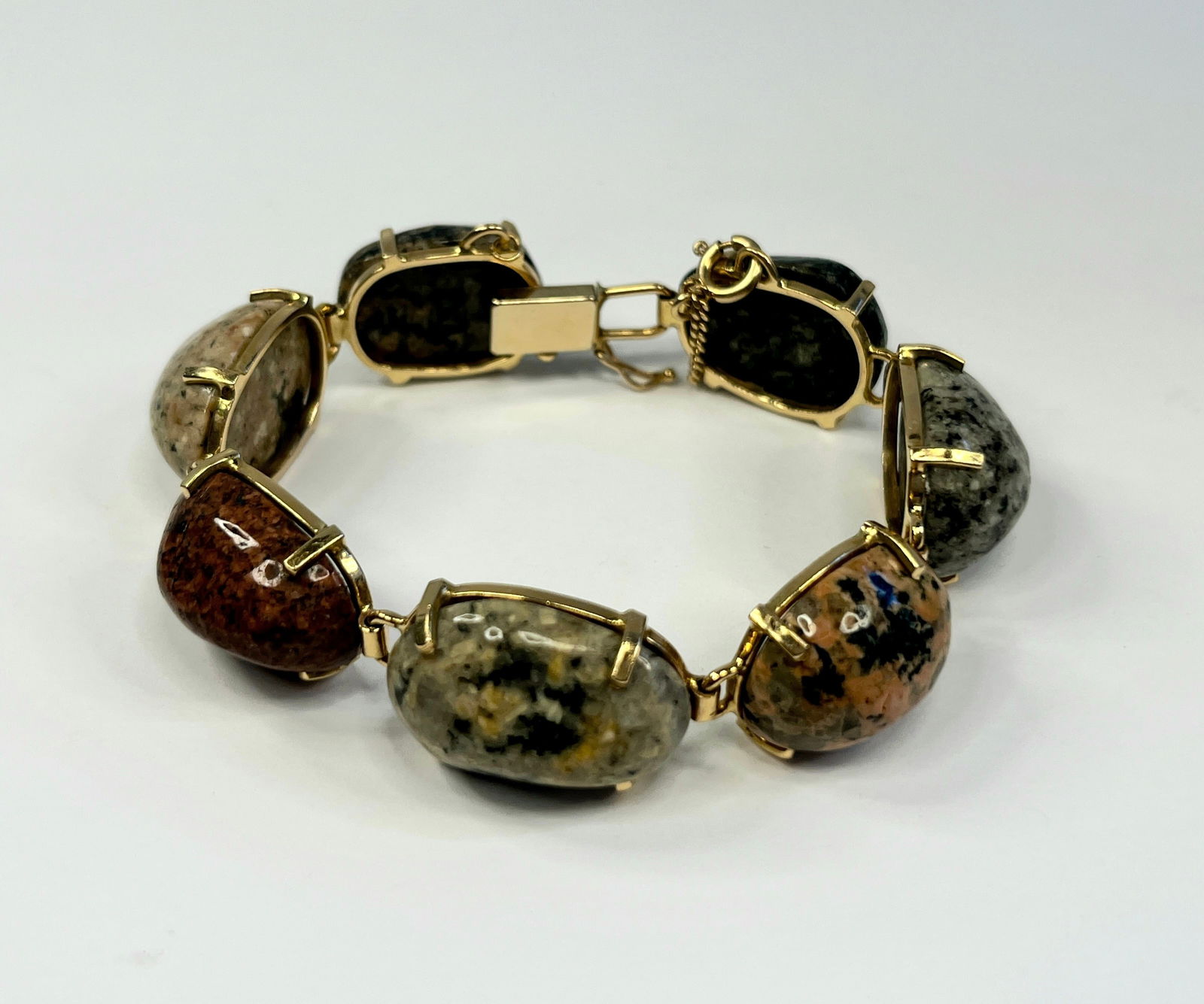 Large Cabuchons 14k Attributed To Willis Rock Shop Polished Granite Link Bracelet 29.6Tdwt 46Tg 7in: Large Cabuchons 14k Attributed To Willis Rock Shop Polished Granite Link Bracelet 29.6Tdwt 46Tg 7in x 0.575in. Stamped 14k, see condition report for safety chain mention, also see a signed associated