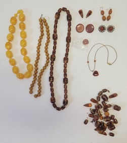 Assortment Amber Bakelite And Or Vintage Plastic Bead Necklaces Etc 360 Tg Estate Find